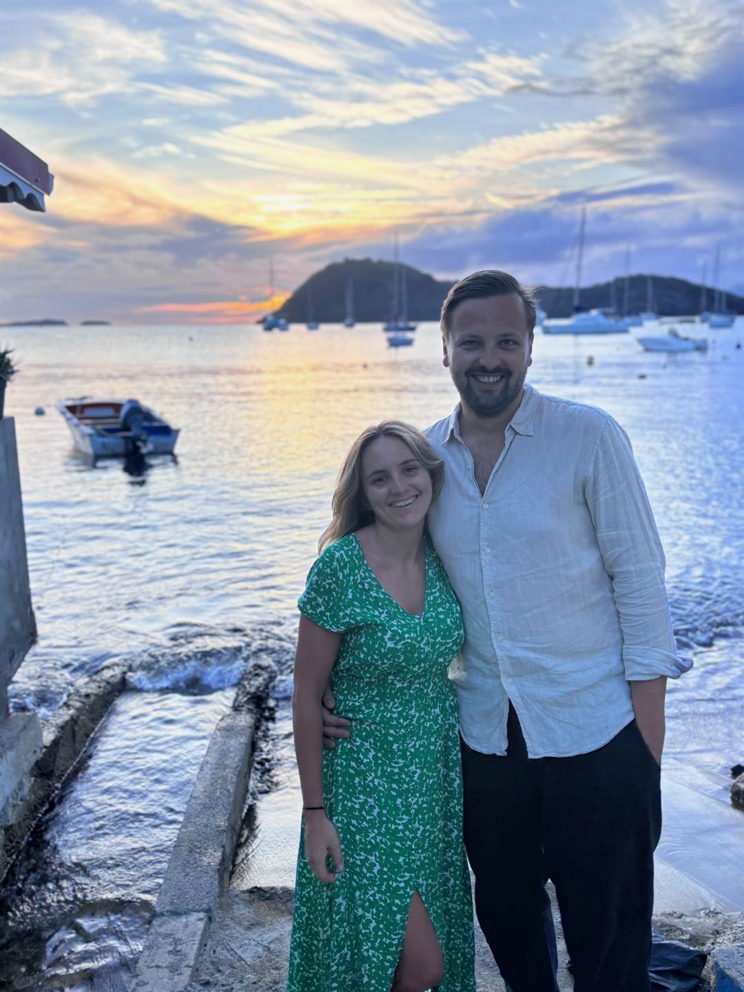 Jules et Sarah au coucher du soleil au bord de la mer