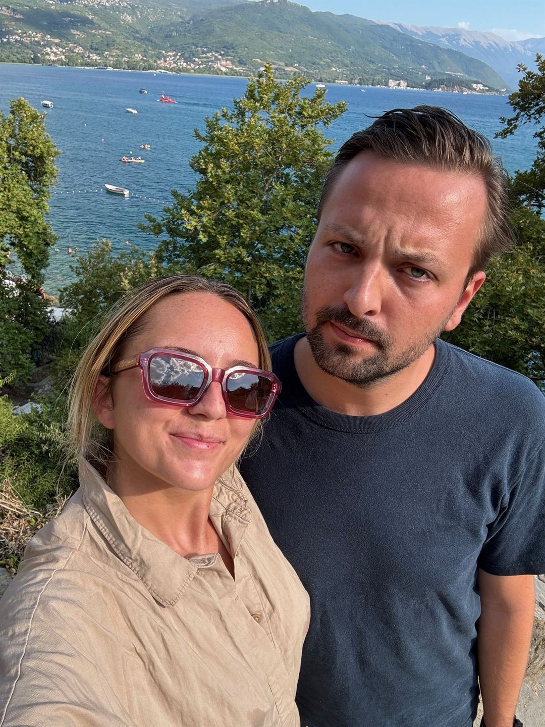 Jules et Sarah devant un lac