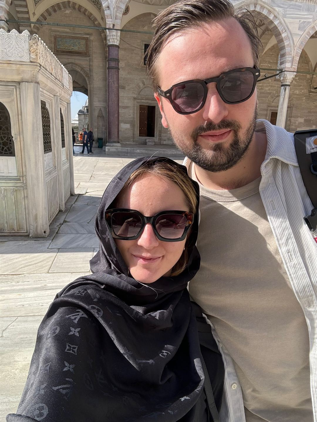 Jules et Sarah devant une mosquée à Istanbul