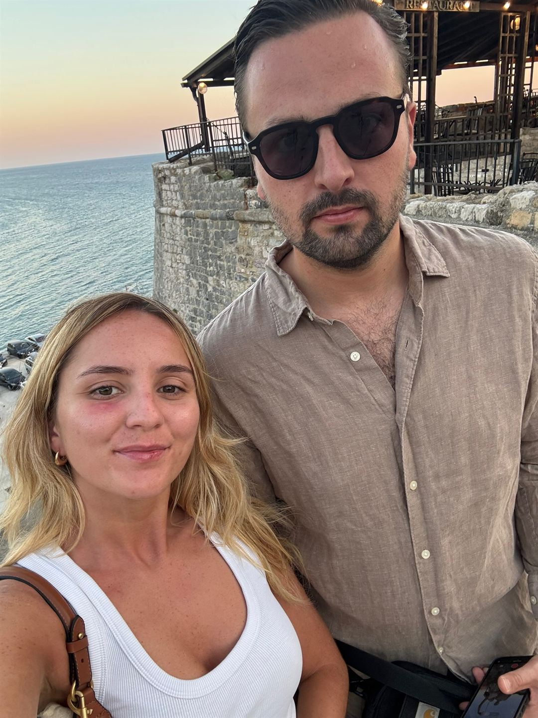 Jules et Sarah sur les remparts au coucher du soleil