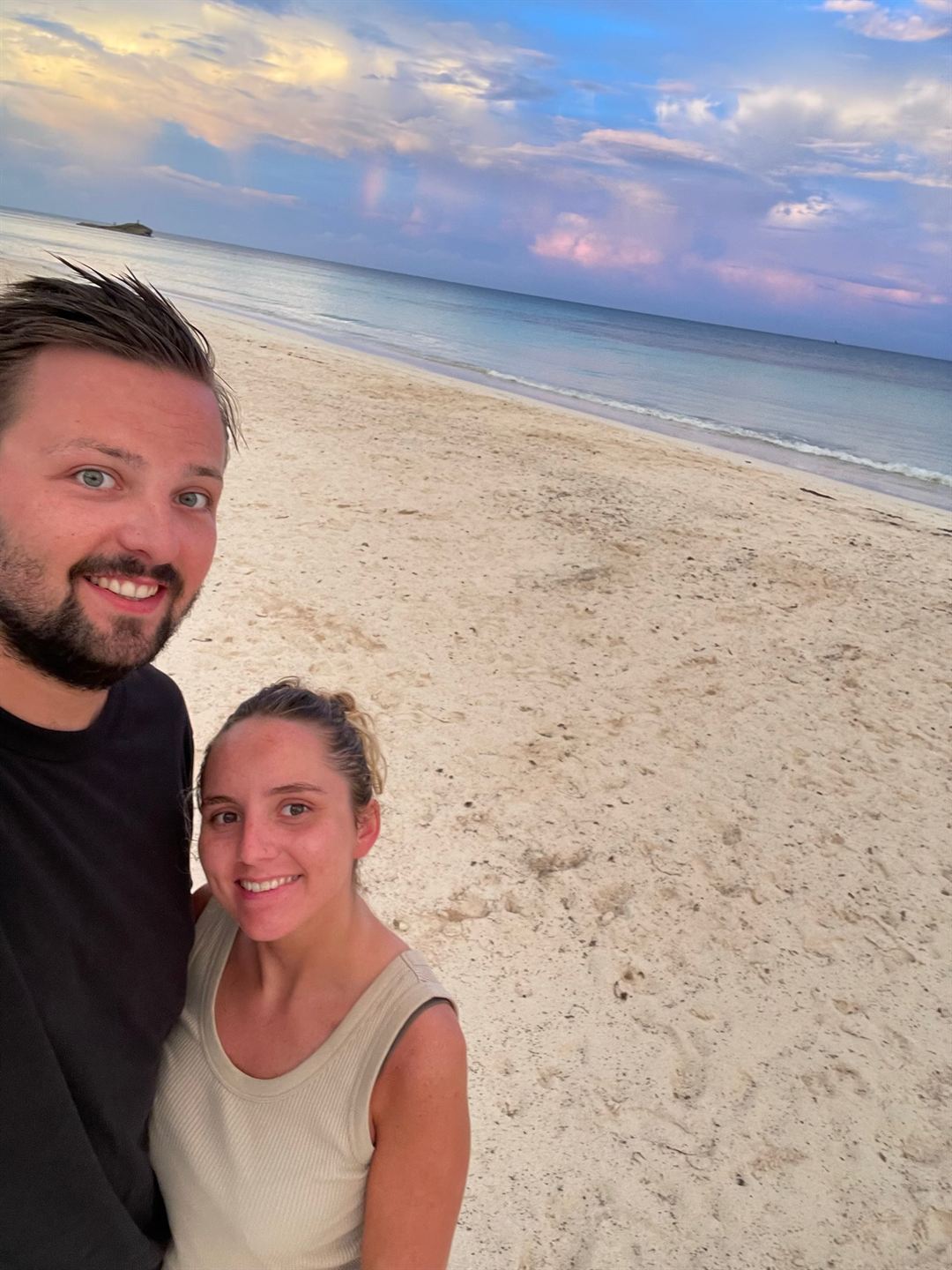 Jules et Sarah sur une plage au crépuscule